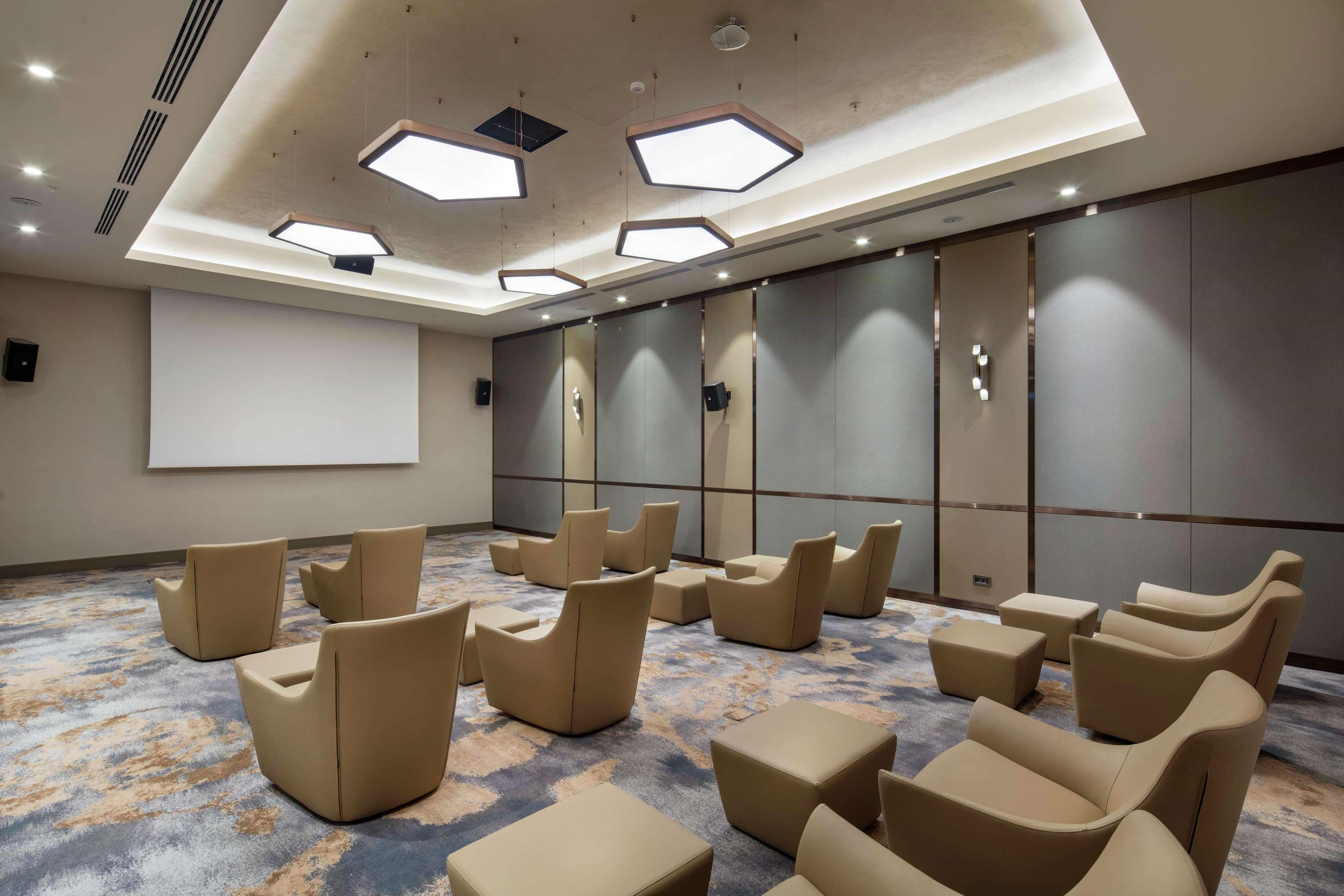 Hotel Doubletree By Hilton Skopie Exterior foto The meeting room