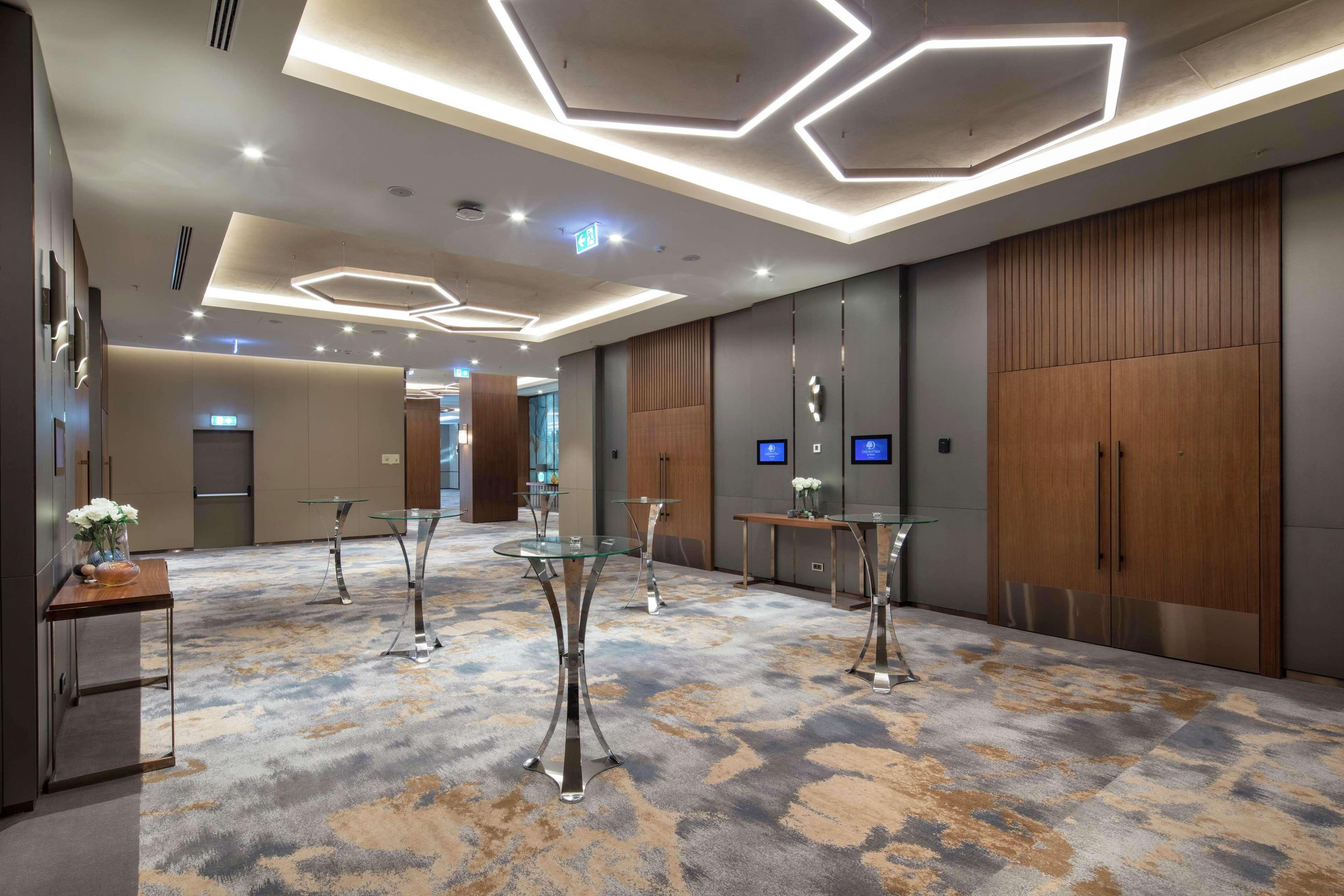 Hotel Doubletree By Hilton Skopie Exterior foto The lobby of the hotel