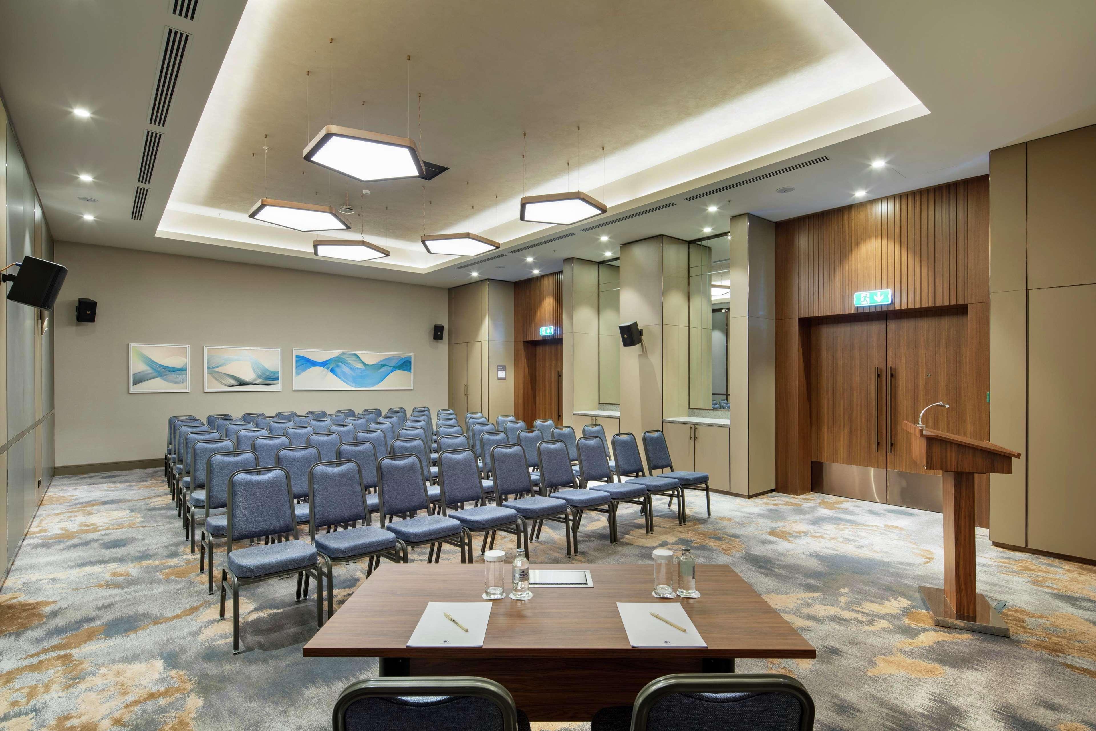 Hotel Doubletree By Hilton Skopie Exterior foto Meeting room