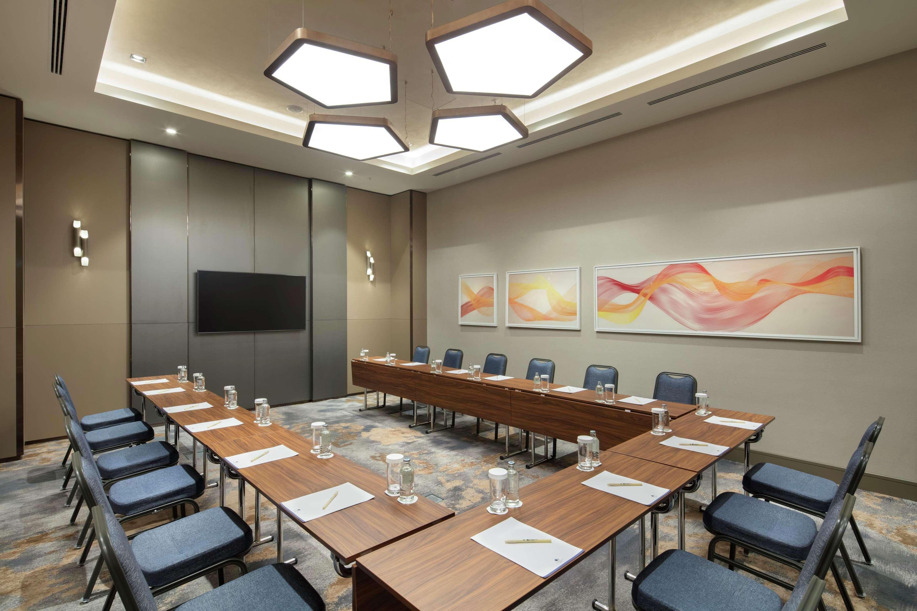 Hotel Doubletree By Hilton Skopie Exterior foto Meeting room