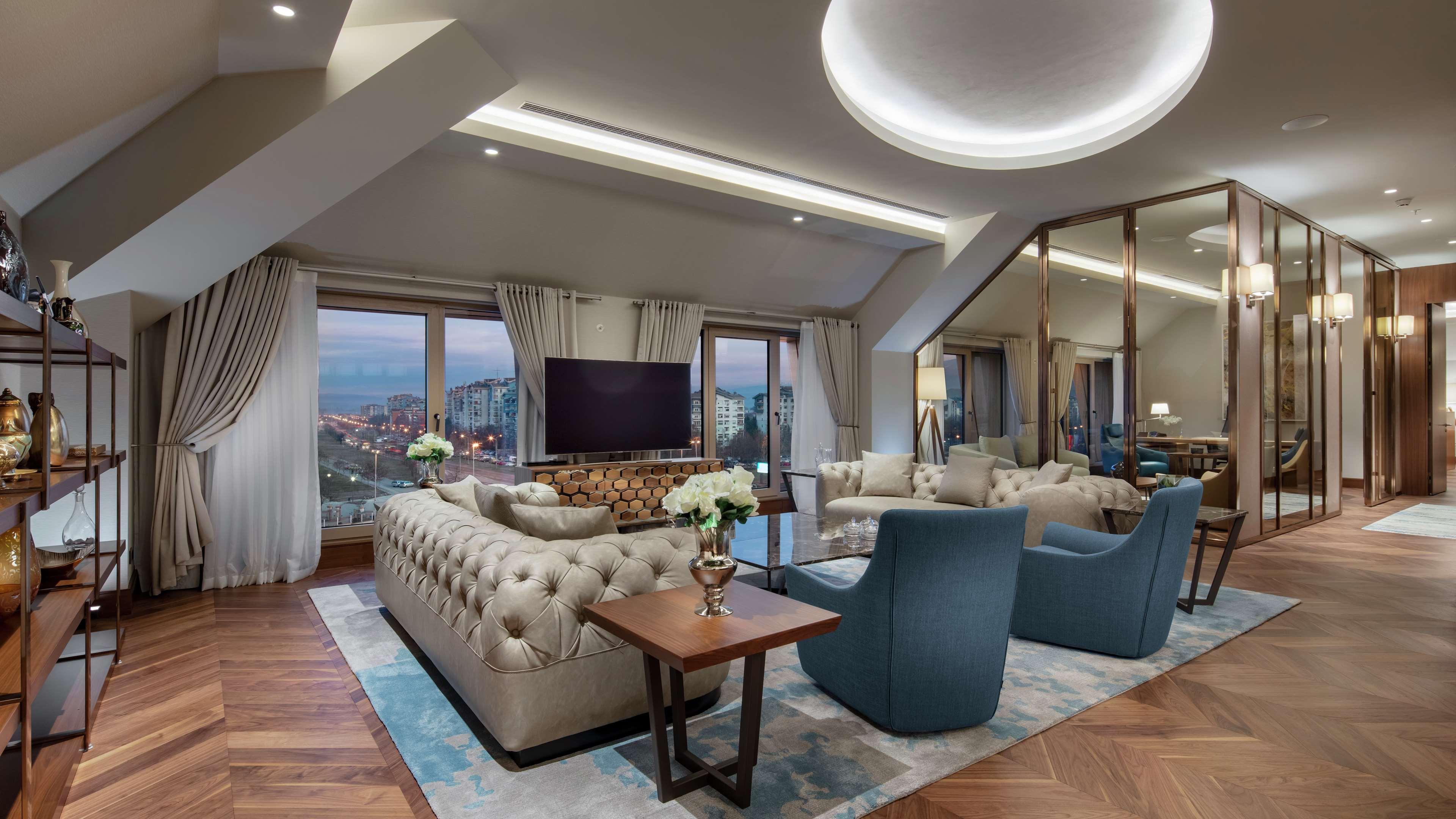 Hotel Doubletree By Hilton Skopie Exterior foto The living room of a suite at the hotel