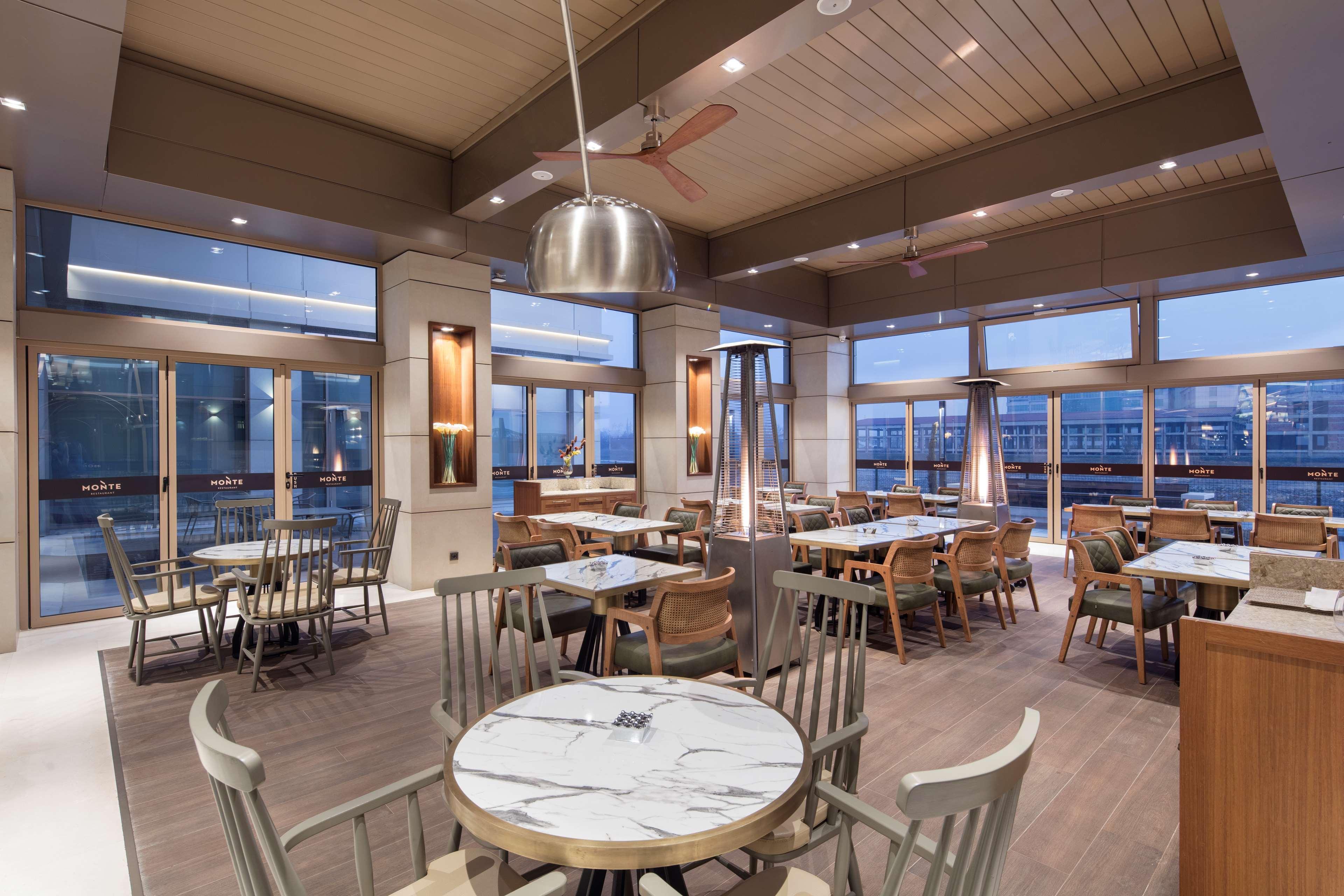 Hotel Doubletree By Hilton Skopie Exterior foto The restaurant