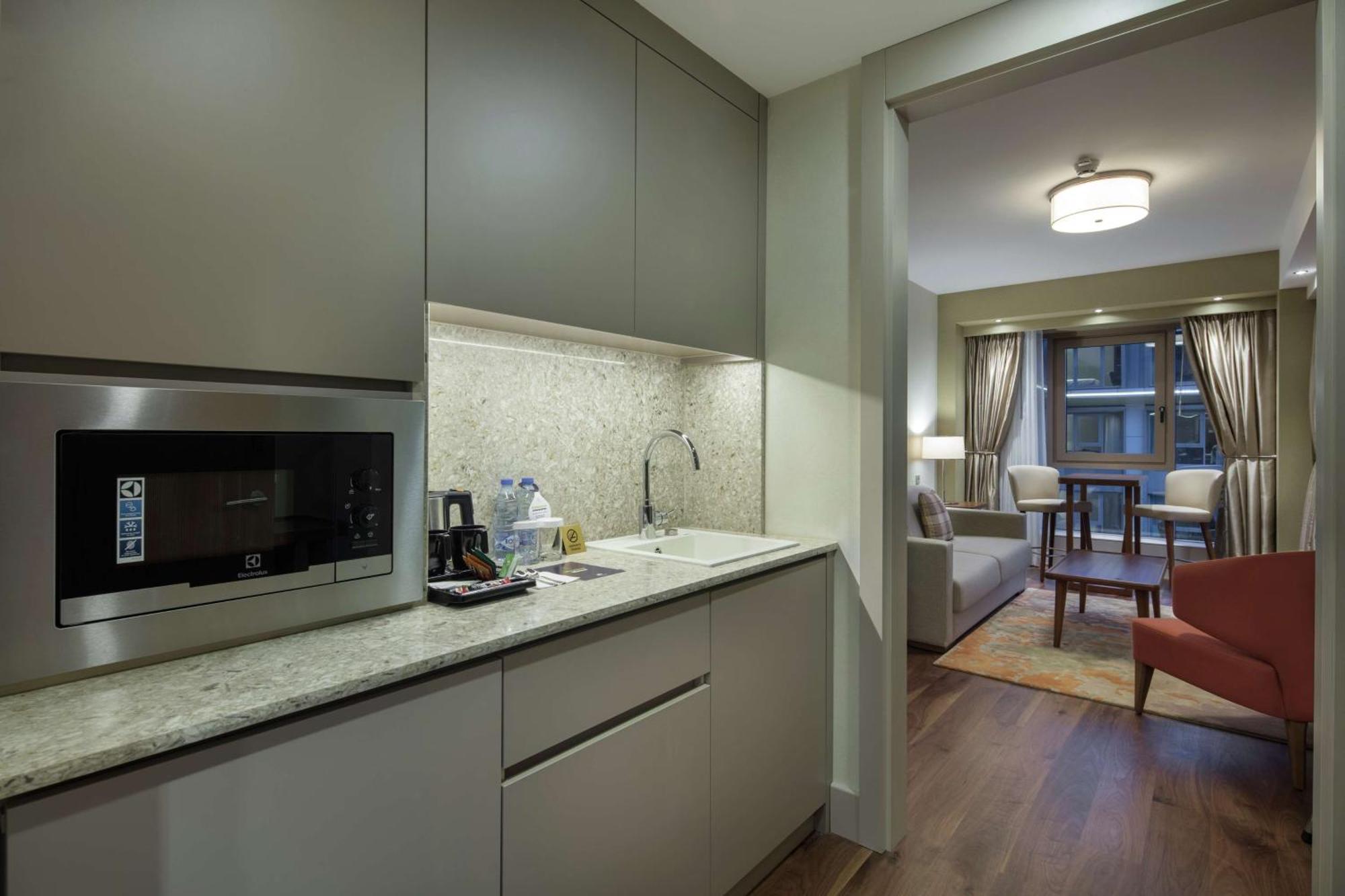 Hotel Doubletree By Hilton Skopie Exterior foto Kitchenette
