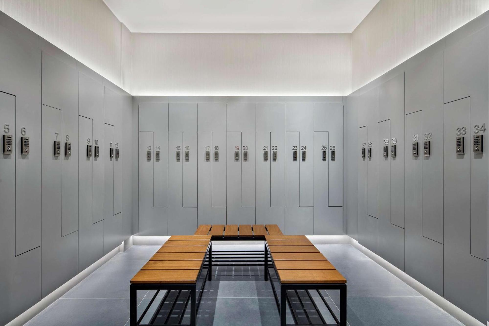 Hotel Doubletree By Hilton Skopie Exterior foto Locker room
