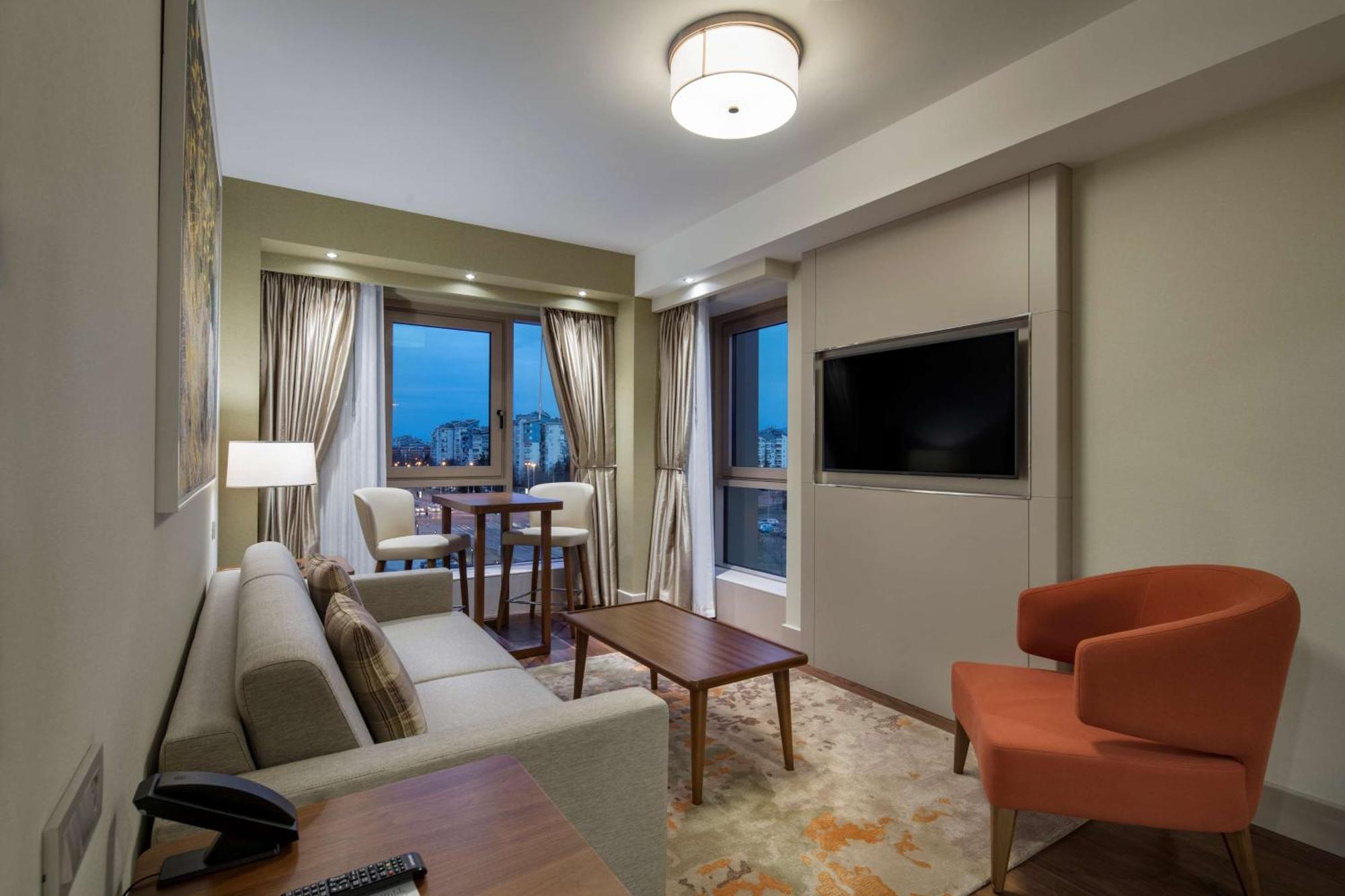 Hotel Doubletree By Hilton Skopie Exterior foto Living room