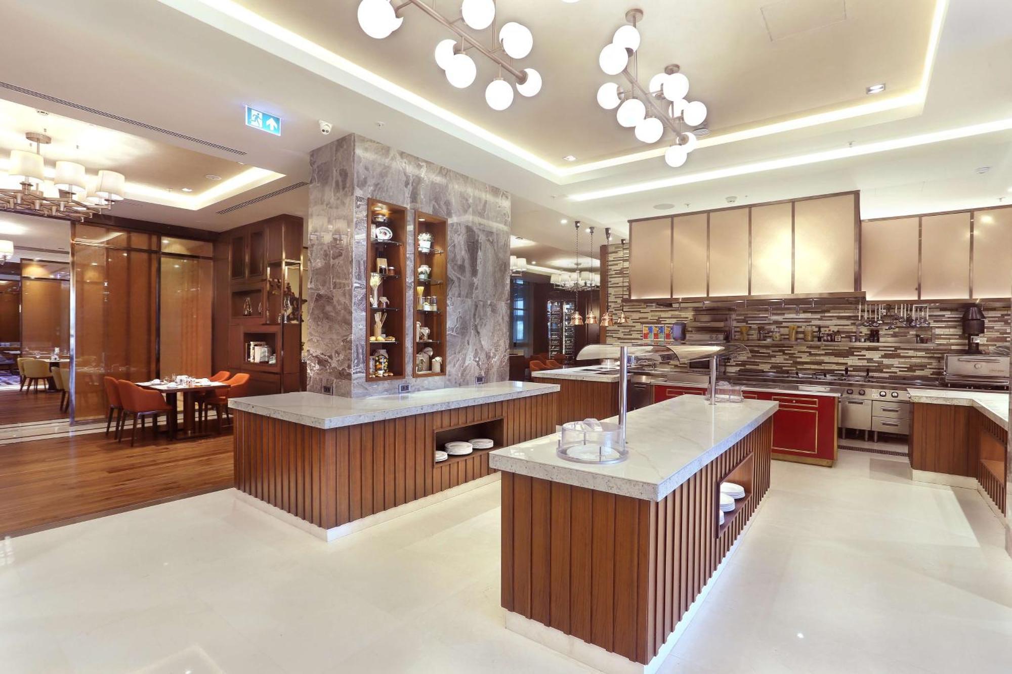 Hotel Doubletree By Hilton Skopie Exterior foto The kitchen at the restaurant